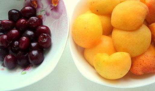 творожник с абрикосами и вишней