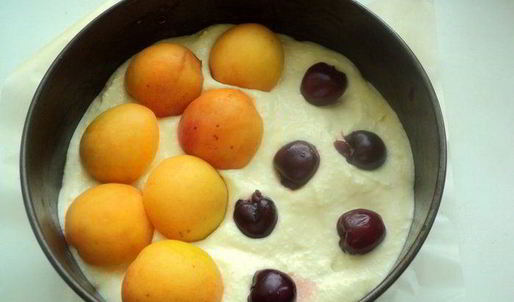 творожник с абрикосами и вишней