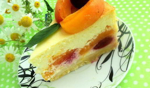 творожник с абрикосами и вишней