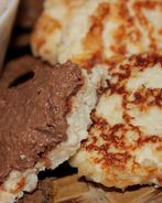 Ванильно-апельсиновые сырники с ореховой пастой