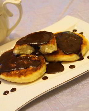 Ванильные сырники с шоколадным соусом