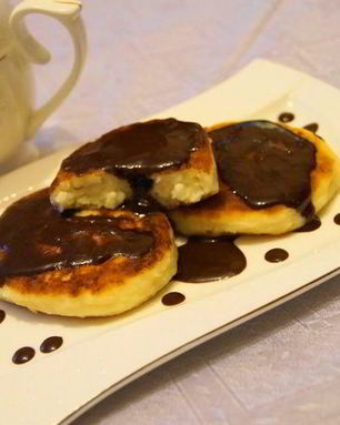 Ванильные сырники с шоколадным соусом