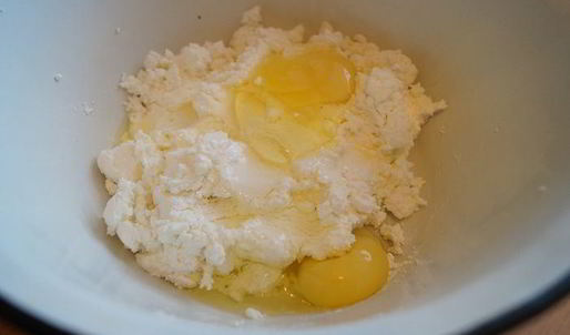 ванильные сырники с шоколадным соусом