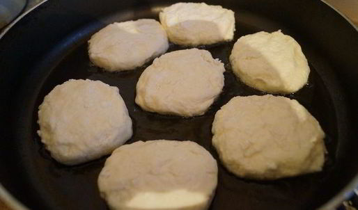 ванильные сырники с шоколадным соусом