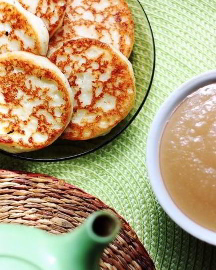 Рецепт ванильных сырников с яблочным соусом