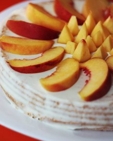 Рецепт бисквитного торта с персиками