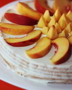 Бисквитный торт с персиками