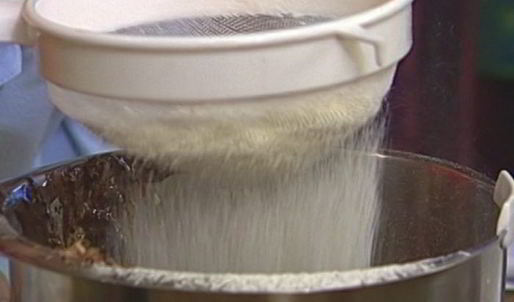 шоколадно-медовый торт в шоколадной глазури