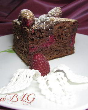 Шоколадный бисквит с малиной