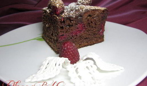 шоколадный бисквит с малиной