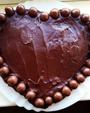 Шоколадный торт с глазурью и конфетами