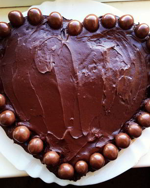 Шоколадный торт с глазурью и конфетами