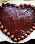 Шоколадный торт с глазурью и конфетами