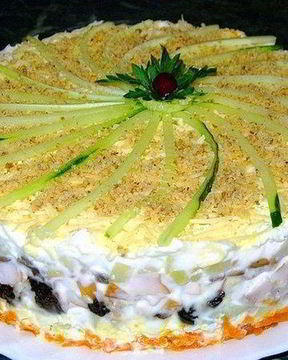 Слоеный закусочный торт с копченой курицей, черносливом и шампиньонами