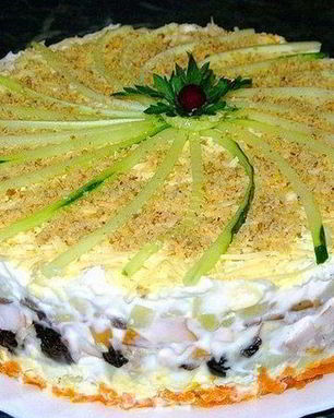 Слоеный закусочный торт с копченой курицей, черносливом и шампиньонами