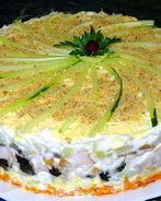 Слоеный закусочный торт с копченой курицей, черносливом и шампиньонами