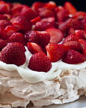 Торт Павлова с клубникой