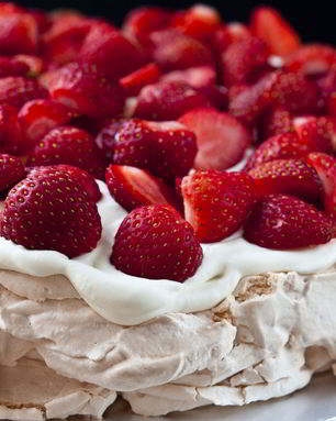 Торт Павлова с клубникой