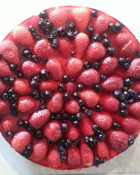 Торт с крекером, клубникой и черникой