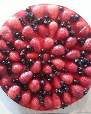 Торт с крекером, клубникой и черникой