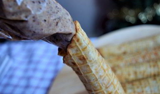 банановые вафли с кремом из фиников и орехов