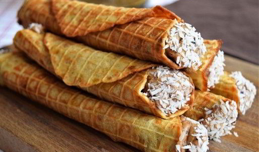 банановые вафли с кремом из фиников и орехов