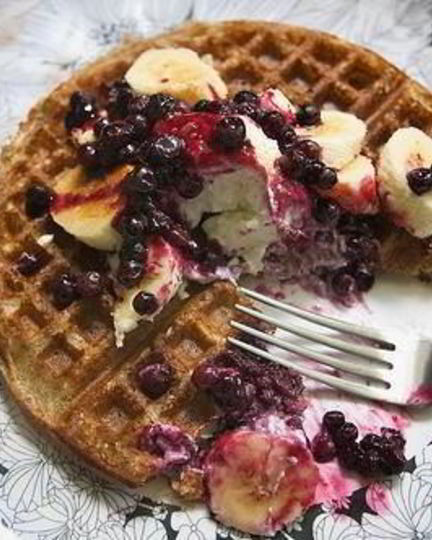 Рецепт бельгийских вафель с черничным соусом