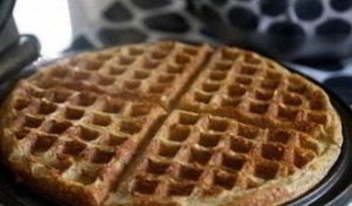 бельгийские вафли с черничным соусом