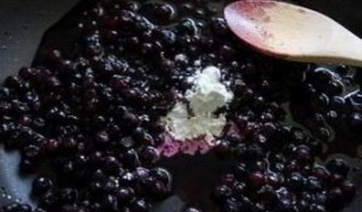 бельгийские вафли с черничным соусом