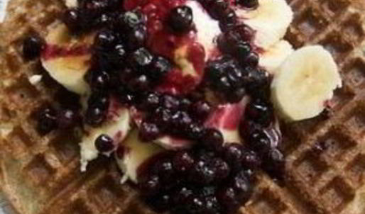 бельгийские вафли с черничным соусом