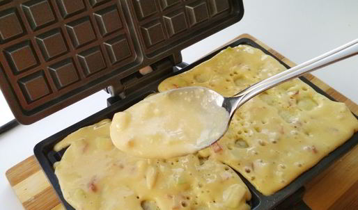 мягкие вафли с яблоком и курагой