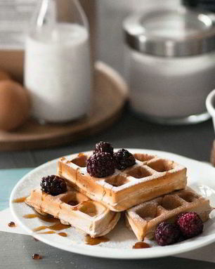 Мягкие венские вафли с ягодами