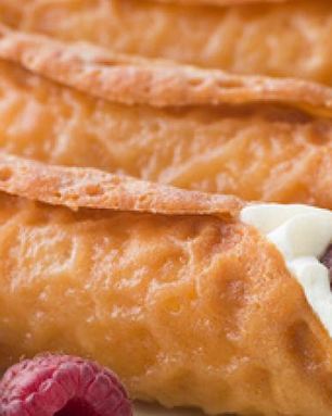 Вафельные трубочки со взбитыми сливками и малиной