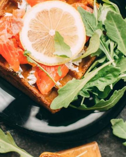 Рецепт вафель с лососем, соусом и рукколой