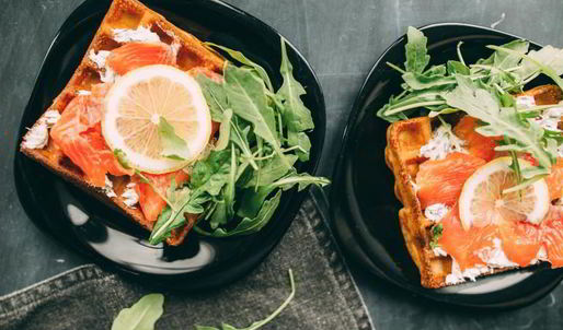 вафли с лососем, соусом и рукколой