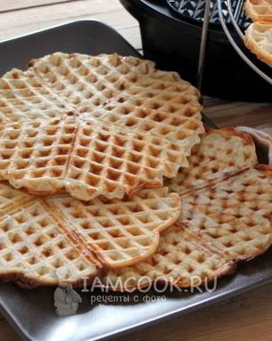 Вафли в вафельнице с сыром