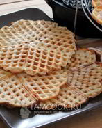 Вафли в вафельнице с сыром