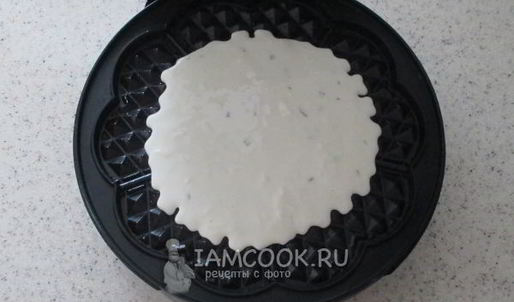 вафли в вафельнице с сыром