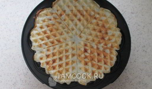 вафли в вафельнице с сыром