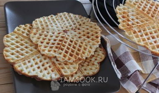 вафли в вафельнице с сыром