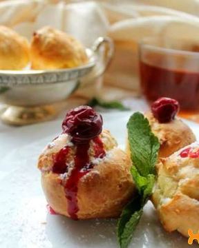 Домашние профитроли с начинкой из вишен