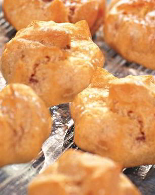 Профитроли с клубничной начинкой