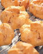 Профитроли с клубничной начинкой