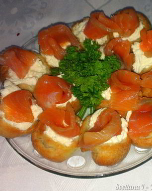 Профитроли с лососем