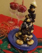 Шоколадная елка из профитролей Croquembouche
