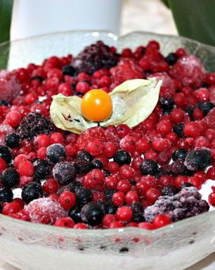 Творожный десерт с ягодами и профитролями