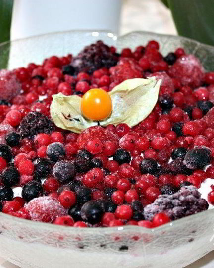 Рецепт творожного десерта с ягодами и профитролями