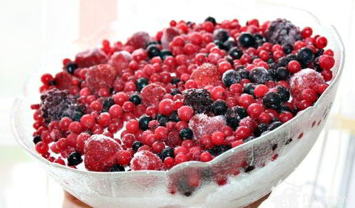 творожный десерт с ягодами и профитролями