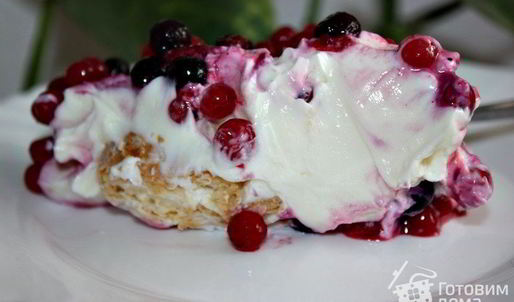 творожный десерт с ягодами и профитролями