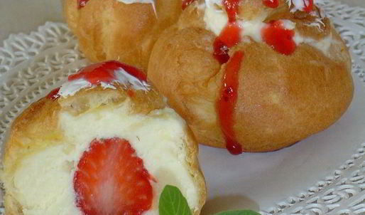 эклеры с заварным творожным кремом и клубникой